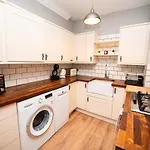 Spacious Mews Flat With Parking