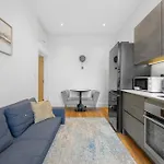 1 Bed In Stratford, London With Free Parking & Wi-Fi