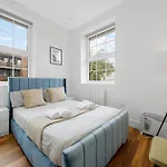 1 Bed In Stratford, London With Free Parking & Wi-Fi