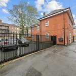 1 Bed In Stratford, London With Free Parking & Wi-Fi