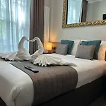 Tudor Court Hotel
