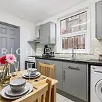 East Ldn Guest Rooms And Amenities