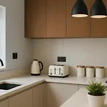 3 Bed Garden Flat In Acton