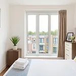 2 Bed Flat With Balcony In Acton