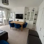4 To 5 Bedroom Beautiful Holiday Home London Sleeps 9-Central Links