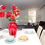 Apt 3, Trafalgar Sq (Duplex, 3rd&4th flr)