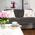 Apt 3, Trafalgar Sq (Duplex, 3rd&4th flr)