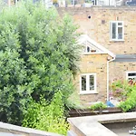 3 Bedroom Family House With A Superb Kitchen And Garden