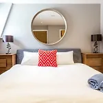 The Sweet Mews - Large 4Bdr Home
