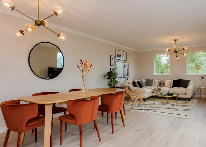 The Sparkford Gardens - Lovely 2Bdr With Balcony