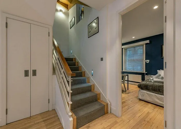 New Stunning 5Bd Mews House
