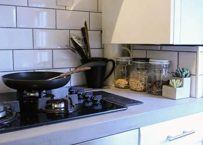Traditional Victorian 2 Bed In Cobbled Street + Mod Cons - Full Home