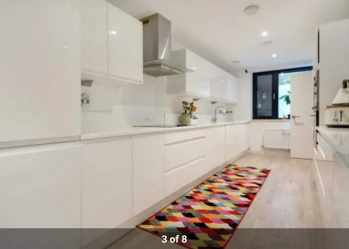 London Holiday Home Newly Refurbished - Entire 4 Bedroom Private House With Kitchen, Living Room & Private Garden - 1 Cape House London, Within 30 Mins From Central London, London Bridge & Canary Wharf