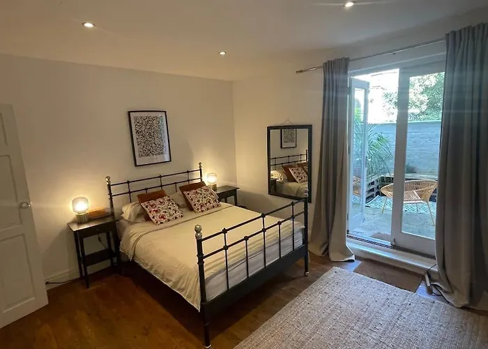 Lovely 2-Bed Apartment With Patio Near Camden