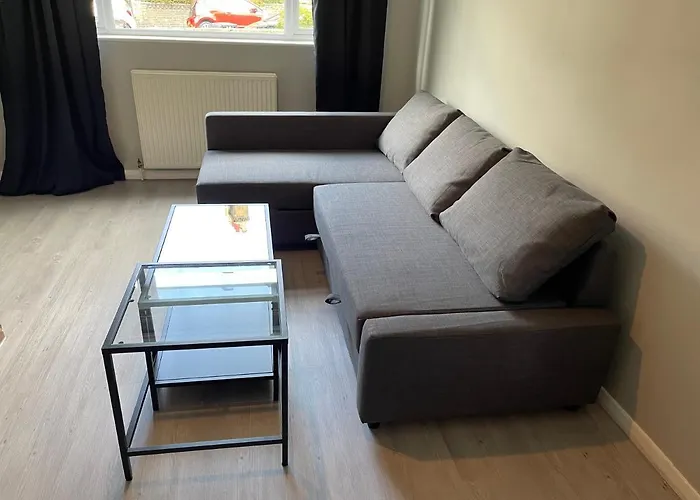 Entire Lovely 2 Bedroom Apartment With Private Garden & Free Street Parking