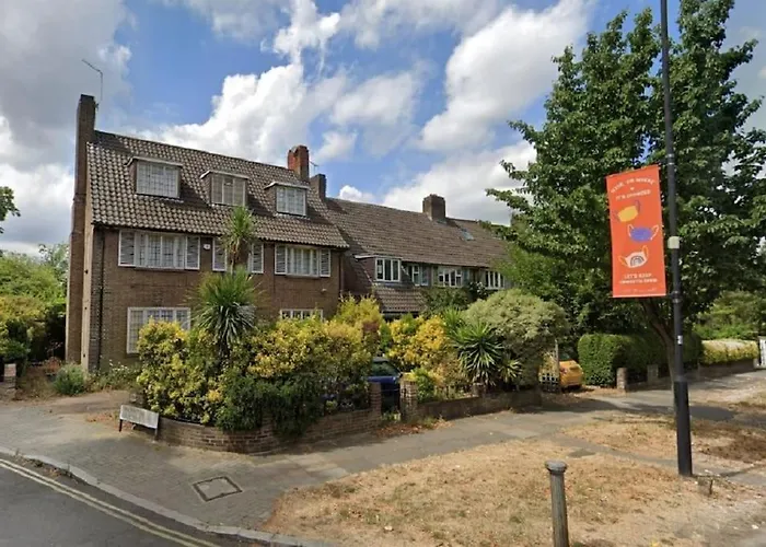 Great 5-Bedroom House In Thornton Road Sleeps 14+