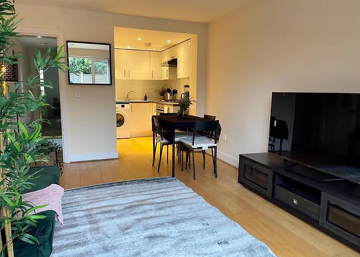 Mapesbury Dell Apartment