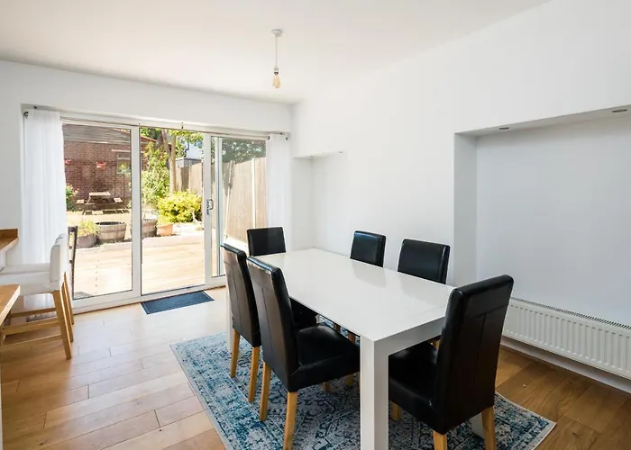 Elegant 2Bd House With Garden And Decked Patio