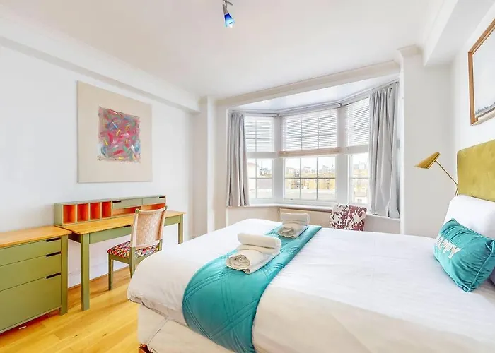 Vibrant And Sunny 2 Bedroom Apartment In Hyde Park