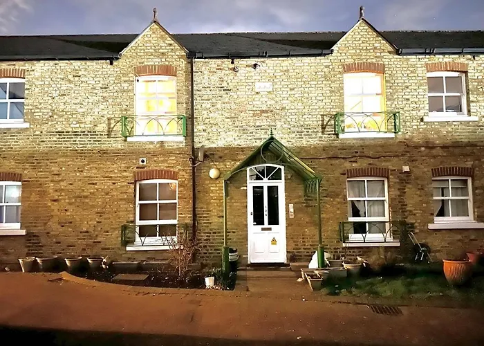 Wimbledon Elegance: 2-Bedroom Retreat