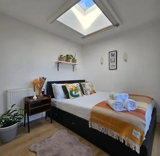 West Kensington Bright Flat