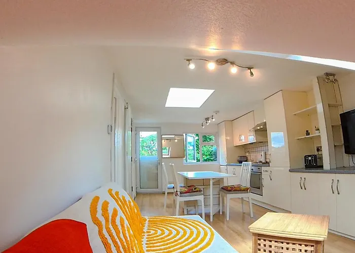 1 Bed Attic Flat With Easy Reach To City Centre