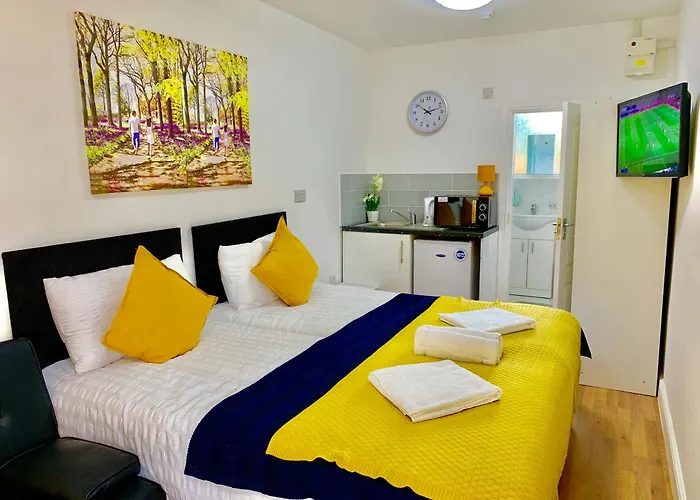 London Studio Apartments, Private Bathroom, Kitchenette, Parking, Np2