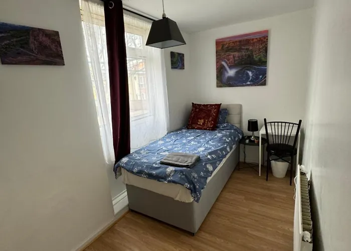 Four Bedroom House Near Tottenham Spurs Stadium