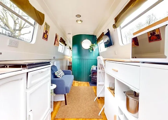 Executive Houseboat In Little Venice