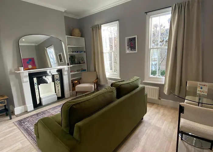 Charming Cottage Home In Battersea