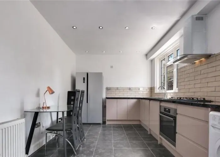 Limehouse Townhomes Modern 4-Bedroom, 3-Bathroom Townhome With A Private Garden