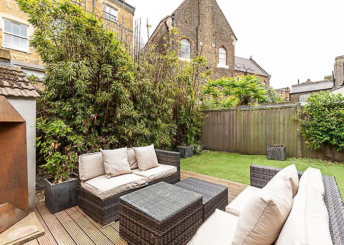 Renovated Historic Home & Garden In City Enclave