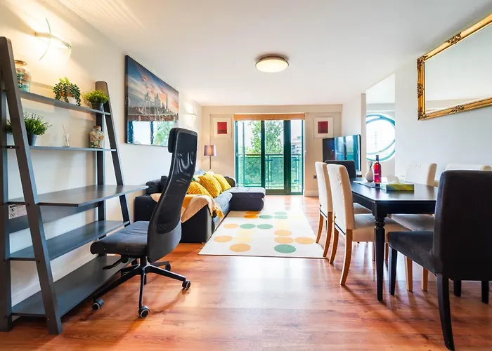 Luxury Docklands 2Bed Apt- Close To Excel- Canary Wharf- City Airport - 02 Arena- Free Parking- Ps 4