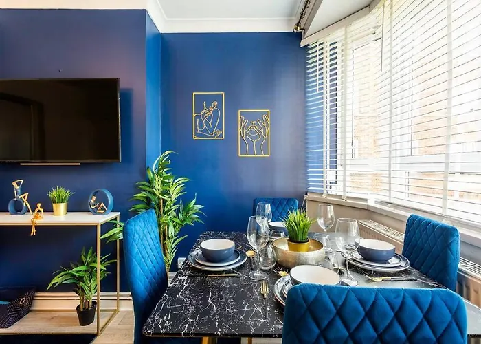 Kensington Balcony Condo For 6