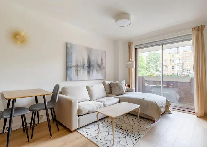 Refurbished Kensington Studio With Balcony Near Tube