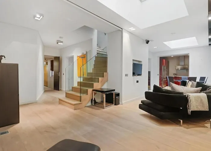 Green Street Luxury Apartment In London