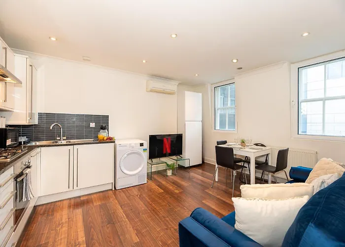 2-Bedroom Flat In Embankment A Short Walk Away To Trafalgar Square Near Big Ben, London Eye