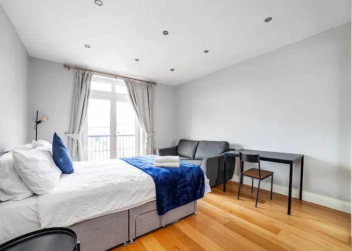 Relax And Unwind, King Beds Near Camden Town