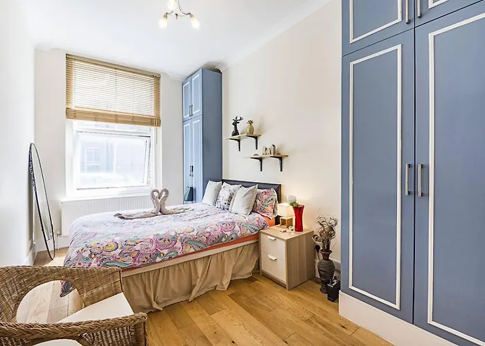 Private Homely Bedroom In Kensington R2