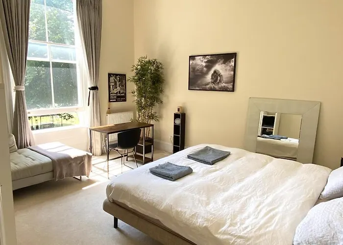 Spacious Flat In Holland Park