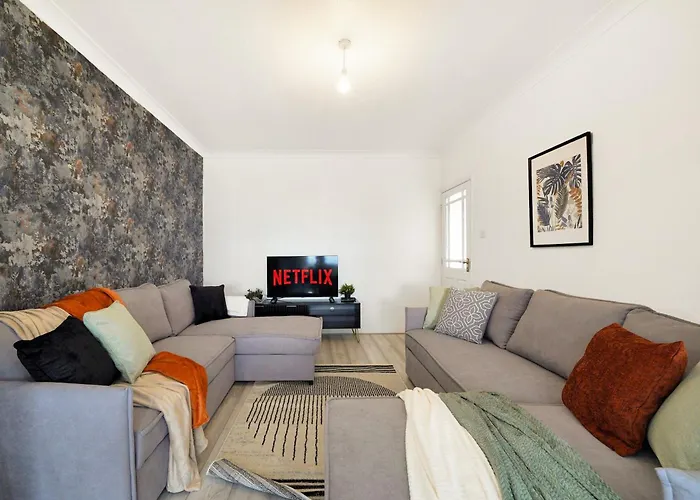 Spacious House In Wembley - Sleeps 14