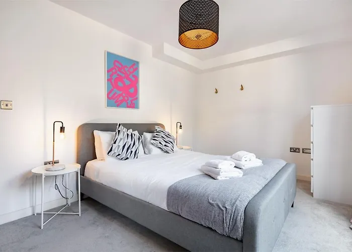 London Eye ,Split Level And Private Patio,Sleeps 6