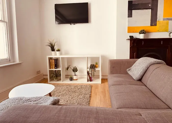 Iconic Location 3 Bed 2 Bath Flat Near Regents Park