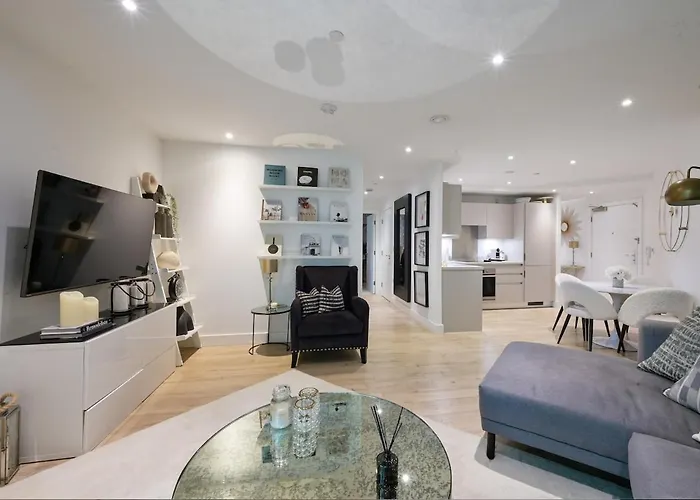 Luxury Boutique Designer Apartment- Tube Access- Zone 1