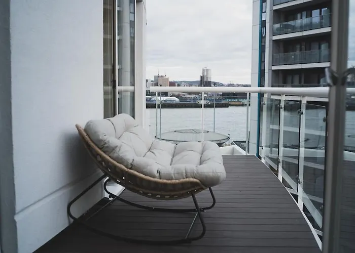 Luxury 2 Bedroom Penthouse With Thrilling Waterfront And City Views, Canary Wharf