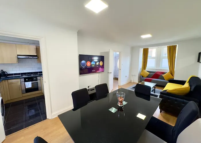 3 Bedrooms Spacious House, Separate Reception, 2 Full Bathrooms, Parking, Garden