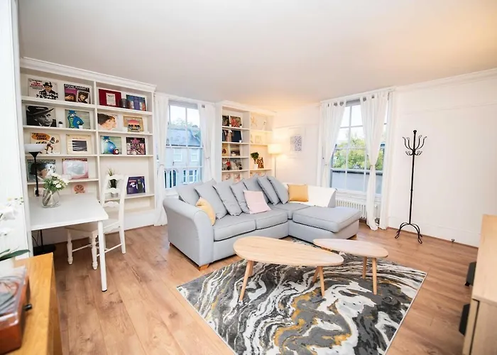 Spacious Mews Flat With Parking
