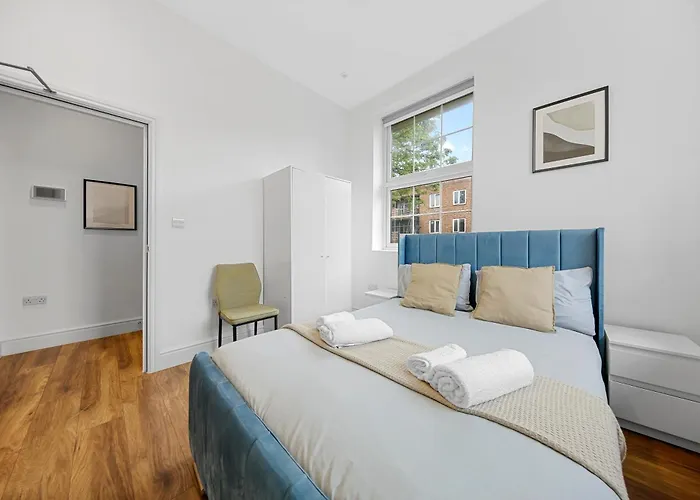 1 Bed In Stratford, London With Free Parking & Wi-Fi