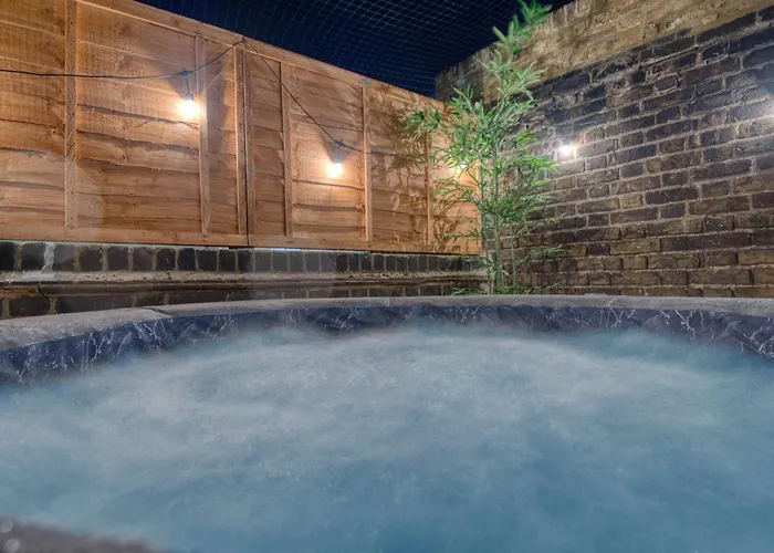London Putney High St - Hot Tub, Rooftop & Cinema