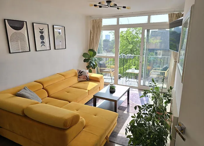 Beautiful 3-Bed Apartment At Swiss Cottage